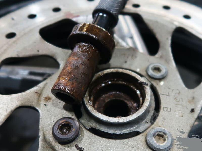 vòng bi bánh xe máy sau quá trình sử dụng bị hỏng cần thay thế